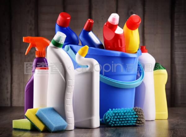 各种洗涤剂瓶子和化学清洗用品